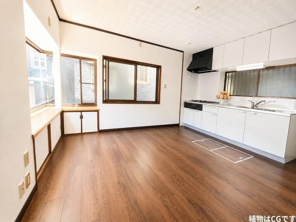 枚方市 東香里元町　中古 一戸建ての居間・リビング|窓辺のカウンターが暮らしに彩りを添えるダイニングキッチン。お気に入りの植物や小物を飾って、自分好みの空間づくりも楽しめます。広々とした床面を活かして、食事もくつろぎの時間も思いのままに過ごせます。