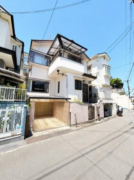枚方市 東香里元町　中古 一戸建ての前面道路含む現地写真|接している道路は５ｍ幅員です。
