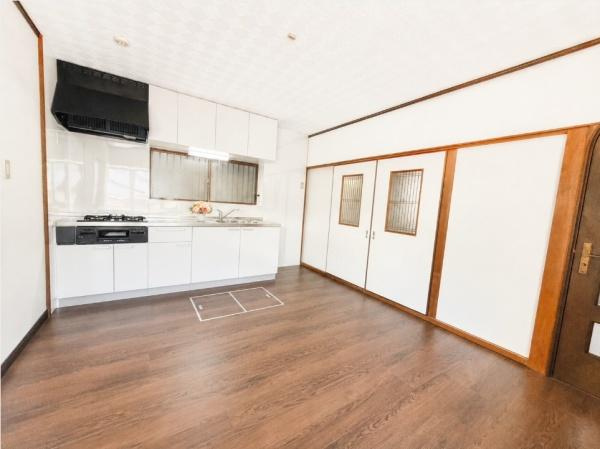 枚方市 東香里元町　中古 一戸建てのキッチン|システムキッチン新調。3口コンロ