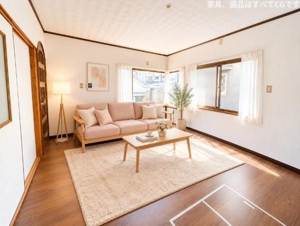 枚方市 東香里元町　中古 一戸建ての居間・リビング|二面に広がる窓から光を取り込む、開放感のある洋室。温かみのある木目調の床と落ち着いた雰囲気が魅力です。家具の配置も楽しみながら、理想の暮らしを描いてみませんか。
