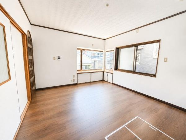 枚方市 東香里元町　中古 一戸建ての居間・リビング|明るいリビングです。