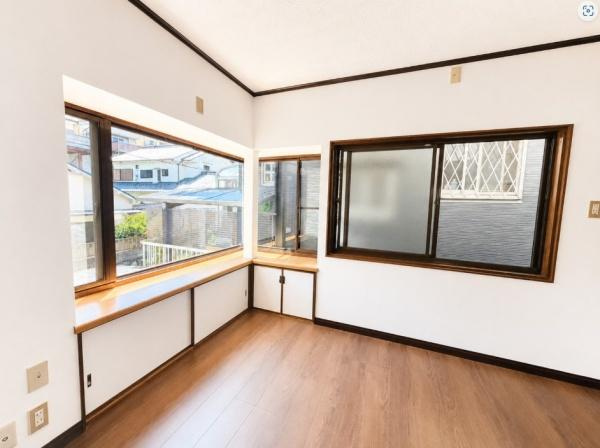 枚方市 東香里元町　中古 一戸建ての居間・リビング|東向きに出窓があり植物環境に良いと思います。