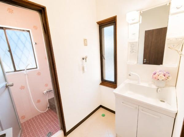 枚方市 東香里元町　中古 一戸建ての独立洗面台|お花はCGです