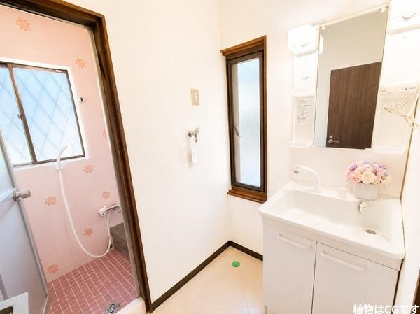 枚方市 東香里元町　中古 一戸建ての独立洗面台|朝の身支度も気持ちよく始められる、すっきりとした洗面スペース。収納付きの洗面化粧台で小物も整理しやすく、窓があるのも嬉しいポイント。浴室がすぐ隣にあり、毎日の生活動線にも配慮された空間です。