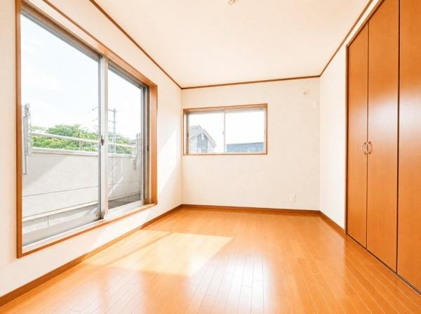 東大阪市 善根寺町 １丁目  中古 一戸建ての洋室|ベランダに面しており、多くの収納スペースがあります。