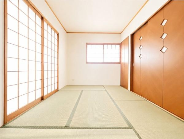 東大阪市 善根寺町 １丁目  中古 一戸建ての和室|6帖の和室で、窓が二つ付いておりますので、日差しが入り明るく感じるかと思います。