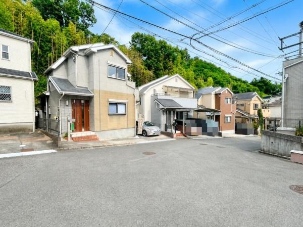 東大阪市 善根寺町 １丁目  中古 一戸建ての前面道路含む現地写真|前面開放的な為、駐車楽々です。1ＢＯＸ車駐車できます。