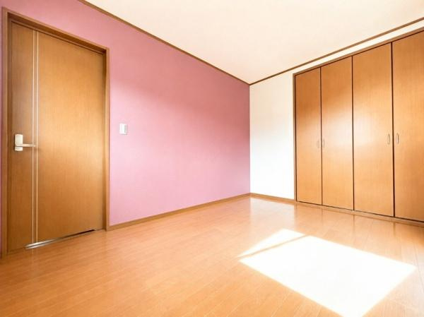 東大阪市 善根寺町 １丁目  中古 一戸建ての洋室|バルコニーに面しており、大きいクローゼットがありますので、多くの物を収納頂けます。