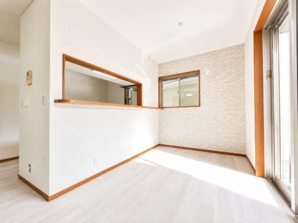 東大阪市 善根寺町 １丁目  中古 一戸建ての居間・リビング|キッチン新調済、リビングすごく明るいです。