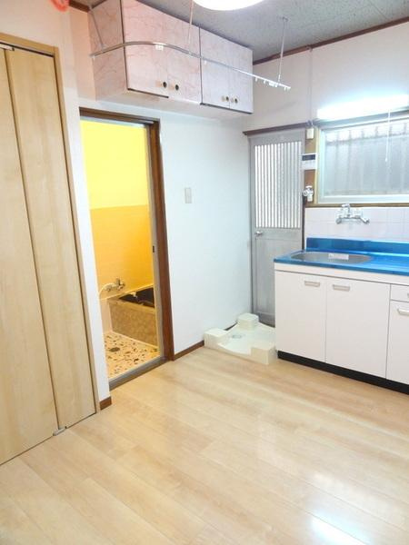 鶴町１丁目貸家の洗面所|★嬉しい棚がたくさん★