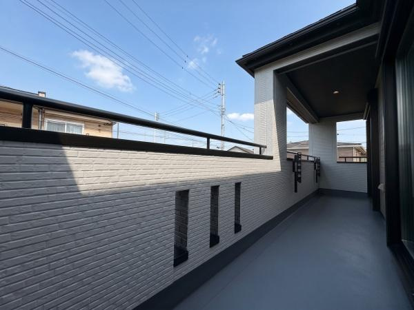大和市上和田の新築一戸建のバルコニー|バルコニーは直線的な形状ですっきりとした印象です。窓が隣接しているため室内へも自然光が入りやすくなっています。