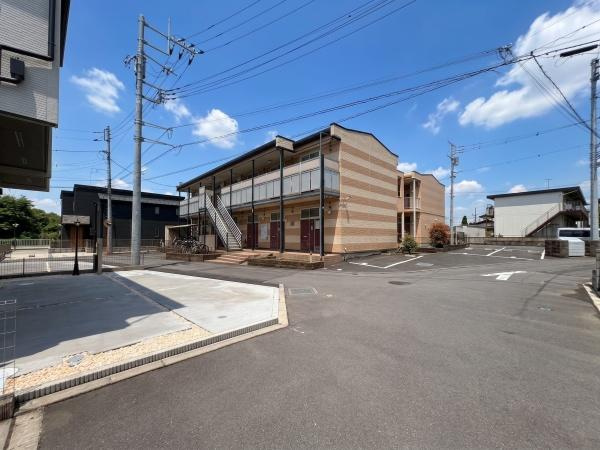 大和市上和田の新築一戸建の前面道路含む現地写真|閑静な住宅地の落ち着いた住環境です。