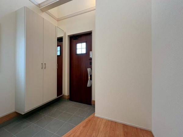 大和市上和田の新築一戸建の玄関|玄関スペース。収納も豊富です。姿見がある為お出かけ前に身だしなみチェックができます。