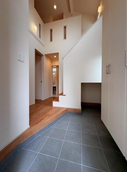 大和市上和田の新築一戸建の玄関|気品あるデザイン性を持つ玄関は、住む方の満足感を満たすクオリティ。帰宅するご家族や、訪れる方を気持ちよく迎える・安らぎに満ちた生活空間を予感させてくれます。
