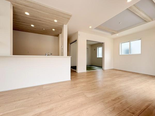 大和市上和田の新築一戸建の居間・リビング|LDK17.62帖。奥の和室と繋げて22.87帖としてお使いいただけます。