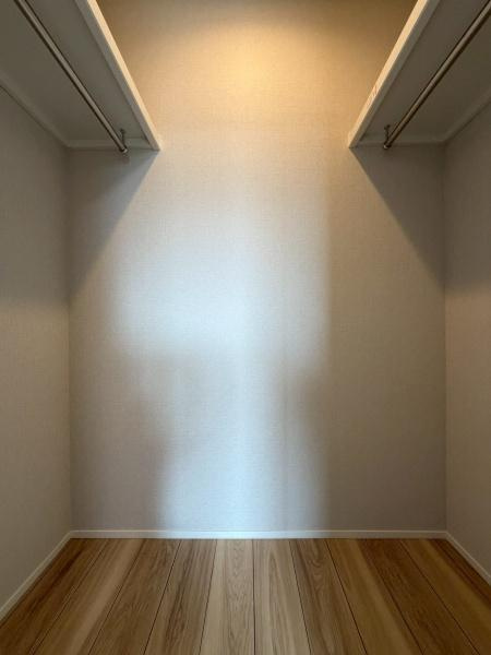 アリュール鶴見寺谷の収納|ＷＩＣです。シンプルなデザインで使いやすい収納スペースです。天井付近までしっかり確保されているため効率的に利用できます。両側にハンガーパイプが備わっているため衣類の整理がしやすい仕様です。