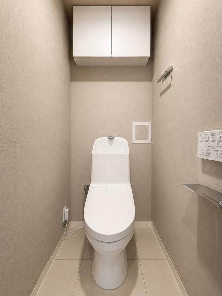 アリュール鶴見寺谷のトイレ|落ち着きのある空間にシンプルなデザインのトイレが設置されています。収納棚が設けられており日用品の整理にも便利です。壁リモコン式で操作も手軽に行えます。床はお手入れしやすい素材が使われています。