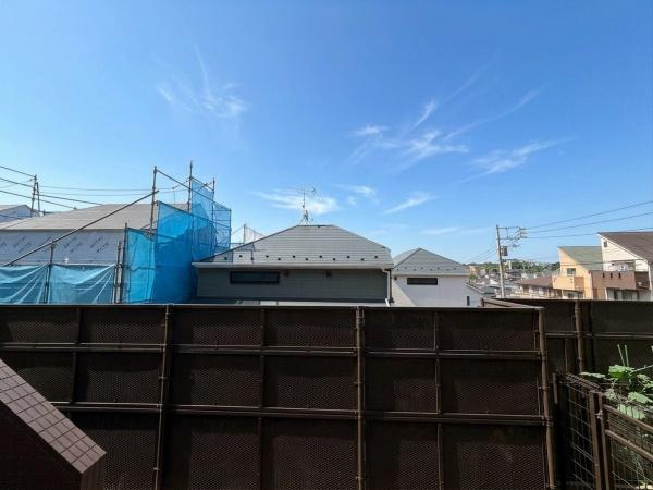 アリュール鶴見寺谷のその他|現地からの眺望では晴れた空と周辺住宅が広がっています。青空が印象的で開放感があります。近隣からの視線が気にならない住戸です。
