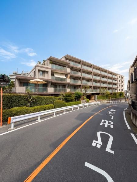 アリュール鶴見寺谷のその他|開放感のある外観が魅力的なマンションです。バルコニーが多く陽当たりにも配慮されています。周囲の緑が住まいに彩りを加えています。道路沿いでアクセスもしやすい立地です。