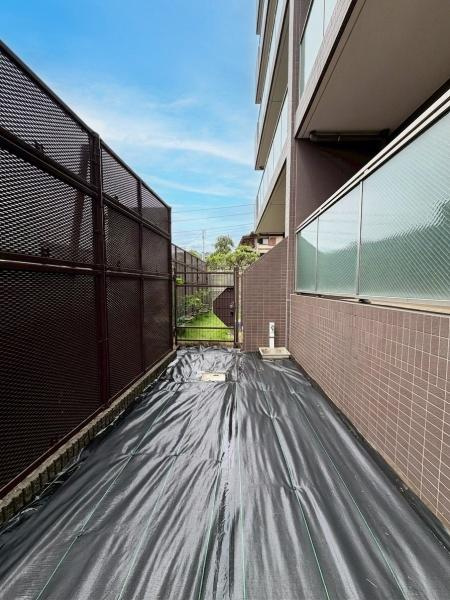 アリュール鶴見寺谷の庭|バルコニーから降りたところにある専用庭です。
