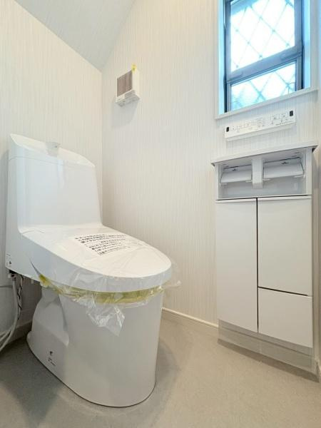 横浜市旭区川井本町の中古一戸建のトイレ|明るい採光が印象的なトイレです。収納スペースがしっかり備わっており整理がしやすい空間となっています。清潔感ある内装で快適にご利用いただけます。換気設備も設置されており空気の循環にも配慮されています。