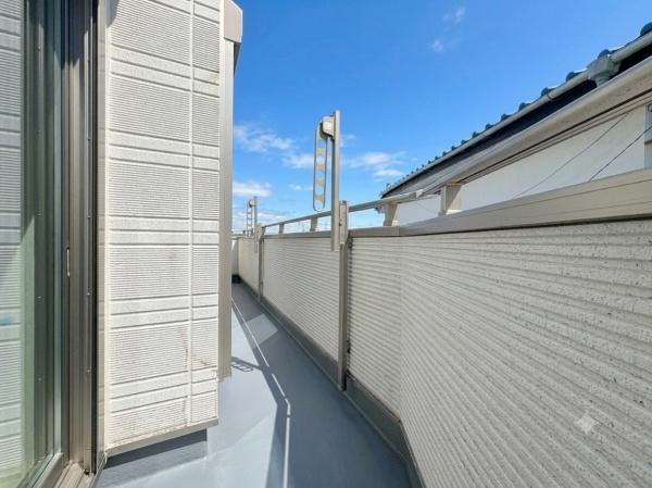 横浜市旭区川井本町の中古一戸建のバルコニー|晴れた日には青空が広がるバルコニー部分です。建物外壁と同じデザインで統一感があります。手すり部分も安心感がありプライバシーを確保できます。窓からの光も取り入れやすい設計です。