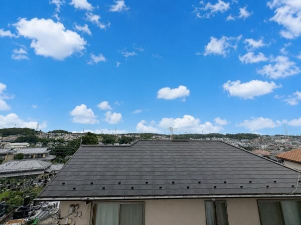 横浜市旭区川井本町の中古一戸建のその他|現地からの眺望が楽しめる写真です。遠くまで見渡せる開放的な視界が広がります。空の青さが際立ち屋根越しに街並みが広がっています。周囲の環境が感じられる一枚です。