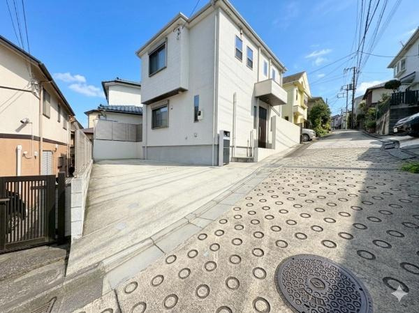 横浜市旭区川井本町の中古一戸建の駐車場|広々としたスペースが確保された駐車場です。コンクリート舗装でお手入れがしやすい点が特徴です。敷地内に駐車ができ住宅横で便利に利用できます。道路からのアクセスも良好です。