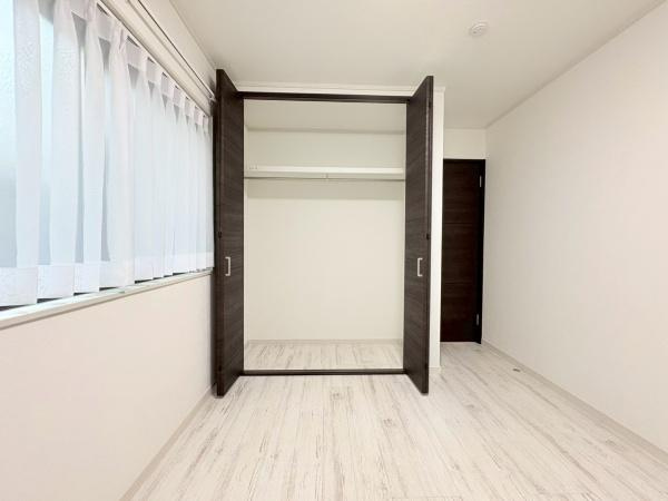 横浜市旭区川井本町の中古一戸建の収納|大きく開くクローゼット扉が特長です。棚とハンガーパイプが備え付けられておりシンプルで使いやすい収納空間です。白を基調とした室内は清潔感があります。各洋室にクローゼットが備わっています。