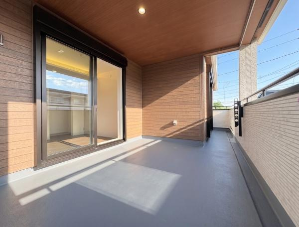 大和市上和田の新築一戸建のバルコニー|お布団やご家族の洗濯物が干せるスペースがあるバルコニー。
