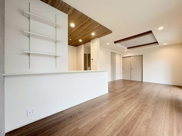 大和市上和田の新築一戸建の居間・リビング|LDK17.0帖。奥の和室と繋げて21.5帖としてもお使いいただけます。
