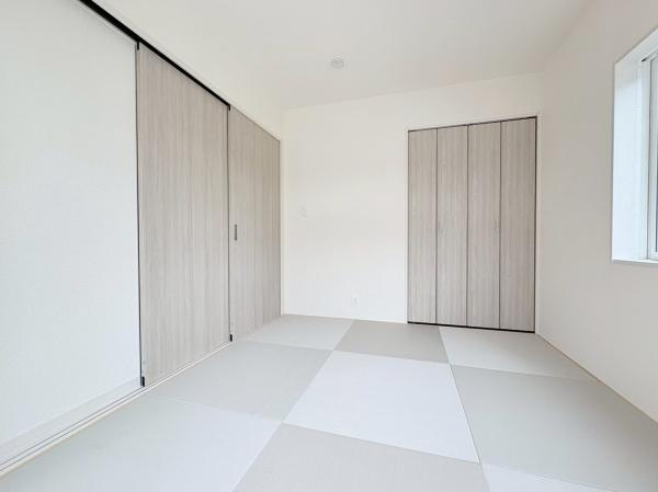 大和市上和田の新築一戸建の和室|和室4.5帖。リビングに繋がる和室なので扉を開いて広々使うことも区切りをつけてプライベート空間にすることもできます。