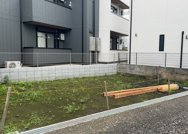 【バルコニー】 | バルコニーは、室外の専用スペースのうち、「屋根がなく開放された空間」であるものを指します。ベランダより広いタイプのものが多く、日当たりもよいため家庭菜園などを楽しみたい人にとって適した環境となります。