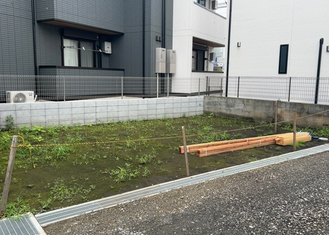 【設備】 | 敷地内には、散水栓や立水栓があります。水道水を直接利用できるため、水を運ぶ手間を省くことが出来ます。大量の水を必要とする洗車作業や清掃などに役立ちます。その他設備とあわせて、現地でご確認ください。