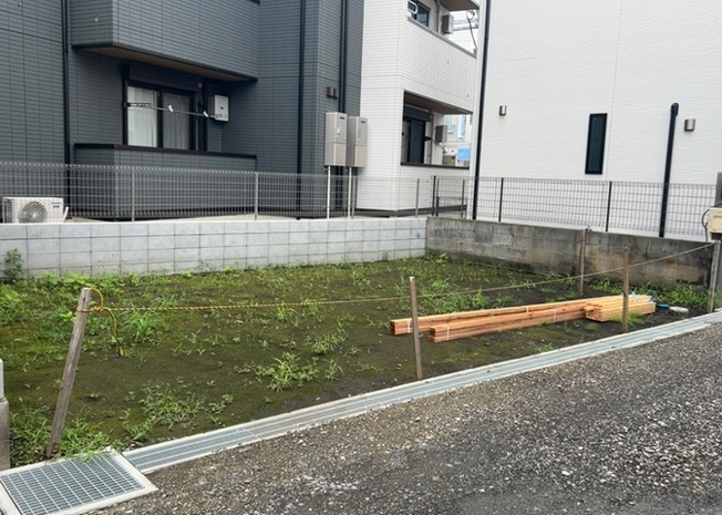 【構造・工法・仕様】 | 木造住宅とは土台、壁、柱など建築物の強度を支える構造体の材に木が使用されている構造を指します。構造体は建物の自重を支えるだけではなく風圧や水圧、積裁荷重などあらゆる衝撃に耐えるための基礎です。