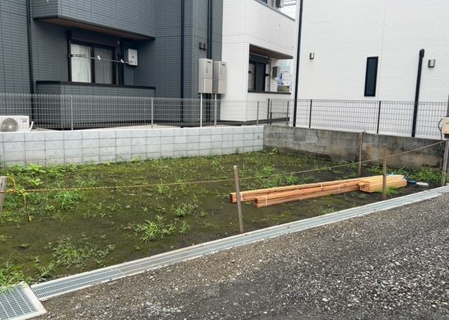 【冷暖房・空調設備】 | 基礎パッキング工法とは、床下の換気確保のため基礎と土台の間に緩衝材を挟み込む工法です。土台の下に数十センチの間隔で設置されるため、全体的な隙間が生まれます。床下換気口に比べて高い通気性が確保されます。