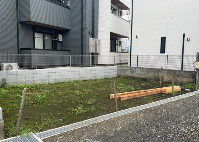 【外観】 | 現地に行くなら、物件の周囲の地形がどうなっているかを見ることも大切です。周辺より低くなっている土地では、大雨などで水が集まりやすいため、地盤が弱くなっているということも考えられるため、注意が必要です。