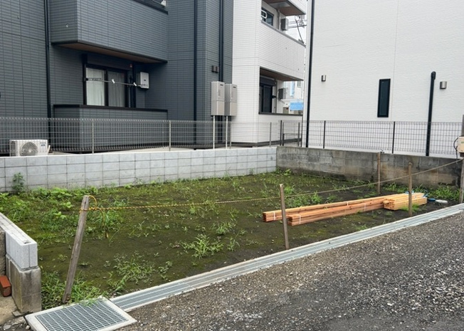 【前面道路含む現地写真】 | 道幅が広い場所は日当たりや風通が良好です。幅が広いのですれ違いも可能ですし大きな車でも駐車可能！一方で、大型車が通ることも多くなるため交通量の増加により騒音に繋がります。また土地の値段が高くなります。