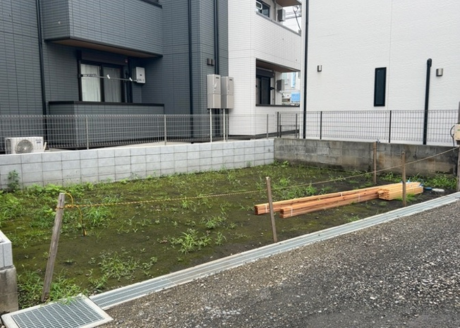 【外観】 | 現在は更地となっています。現地をご見学に行く際は、道路の幅や周辺の交通量、施設などをご確認頂くことをおすすめします！ある程度イメージをつけたいという場合は、同売主の施工事例や完成パースもお見せします。