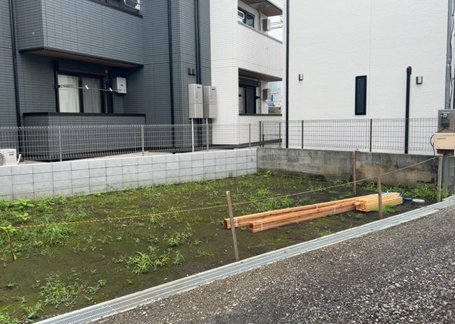 【駐車場】 | 車一台あたりに必要なスペースは、標準サイズの普通自動車で横幅2m50cm、長さ5mは必要になります。ただし、乗降のことも考慮して横幅3m30cm、長さ5m50cmほどは確保できるところを選びましょう。