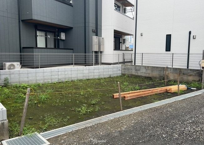 【庭】 | 庭のある家に住むことのメリットとして、子どもたちの遊び場を確保できること、ガーデニングや家庭菜園を楽しめること、明るさを確保できることがあります。また、配置を工夫することでプライバシーが確保できます。