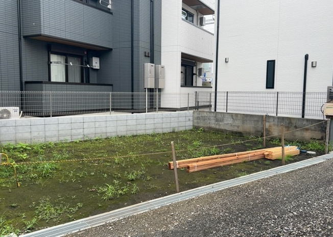 【玄関】 | 玄関は、狭すぎると複数人で使いにくく、広すぎても無駄な空間になりがちです。最低2畳を目安にして、家の広さとの兼ね合いや家族の人数を考慮して決めるとよいでしょう。現地を見学して快適な玄関を選びましょう！