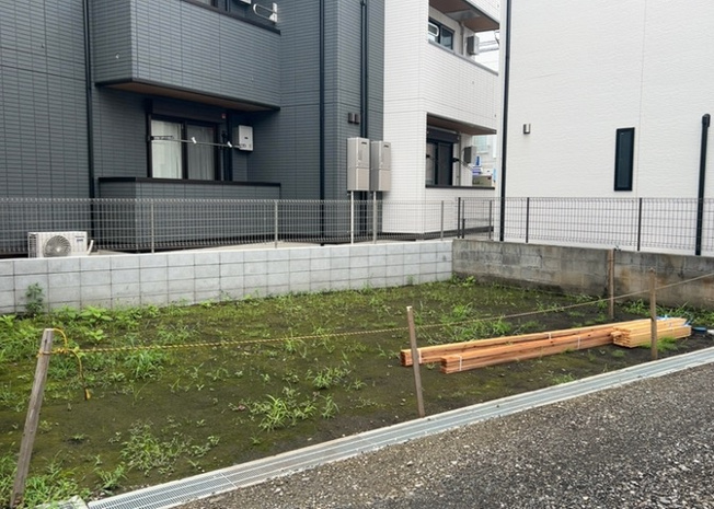 【玄関】 | 玄関ポーチにおいて最も重視すべきと言っても良いのが広さです。適切な広さの玄関ポーチでないと外見的なバランスは崩れてしまいますし、何より使いにくくなってしまいますので、現地で実際に下見をしてみましょう！