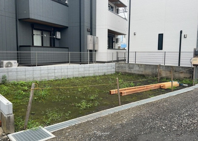 【前面道路含む現地写真】 | 住宅用の土地では前面道路に2m以上接していなければならないと法律で定められています。しかし、お持ちの車のサイズやライフスタイルなどにより、2mでは利便が悪い場合もございますので、事前に確認しましょう。