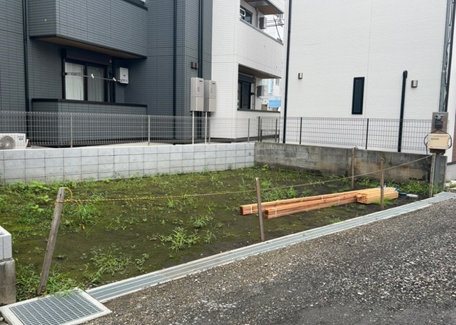 【前面道路含む現地写真】 | お持ちの車種によっては前面道路が広い方が便利でしょう。しかし、前面道路が広ければその分交通量が多くなるため、騒音などが気になる場合があります。実際に現地を見学し、周辺交通量や騒音などを確認しましょう！