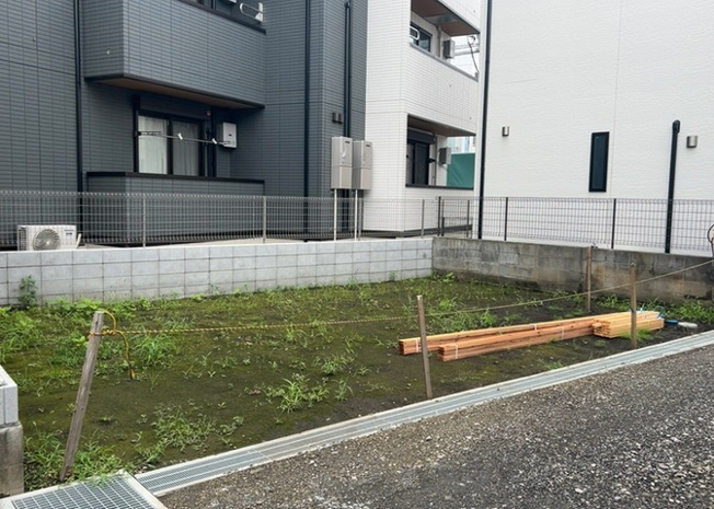 【庭】 | 庭があることでガーデニングや家庭菜園はもちろん、こどもの遊び場やペットを放して遊ぶことができます。また、家の周囲に余裕があるということです。隣地との間があれば、十分な日当たりと、風通しが確保できます。