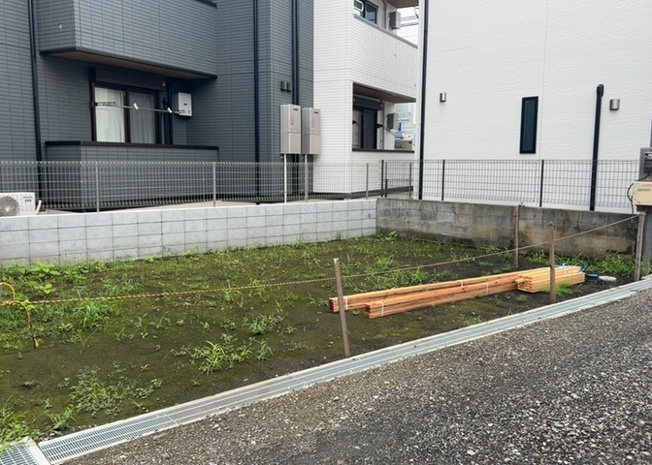 【玄関】 | 玄関は家の顔でもあり、家族以外の目にも止まる場所です。玄関は外との間を仕切る扉、靴などをしまっておく収納スペース、靴脱ぎのたたきスペース、来客とのやり取りをするドアホンなど複数のアイテムからなります。