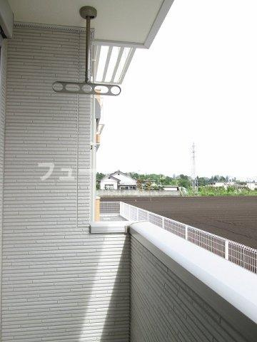 カーサ　アバンツァートⅡのバルコニー|外からの目が気にならないバルコニーで洗濯物が干せます