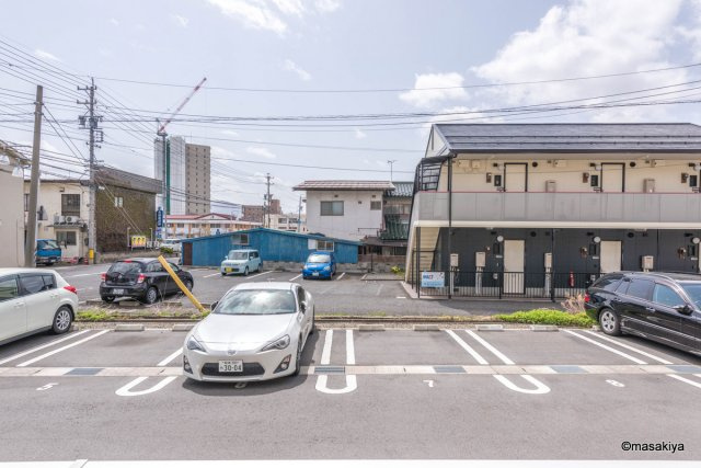 アミティエ三輪の駐車場