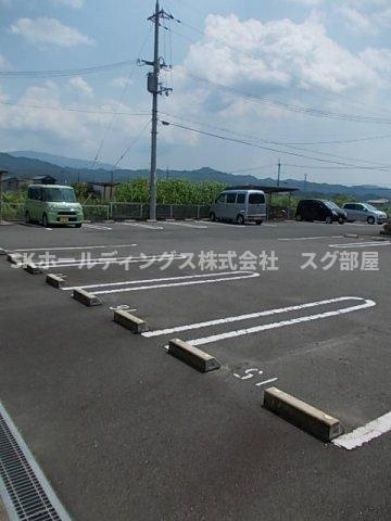 アンファミーユⅢの駐車場